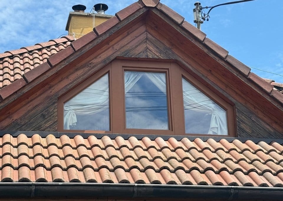 Tetőtéri faablak alumínium borítással, cserepes tetőn